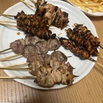 やきとり 勢い - 焼き鳥おまかせ10本＋3本オマケ♪ 比内地鶏を使った串は絶品❣️中でも、真ん中にある丸いの、コレ、ハツなんだよね〜 とてもジューシーで柔らかく、子供でも旨いって！