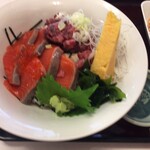 定食や - いくらも乗ってるよという写真を撮りたかったのに、安定のピンぼけ。