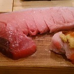 マグロマート - 断面刺しにウニイクラ