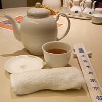 老香港酒家京都 - 烏龍茶はポットで♪　お箸は紙袋に入ってるけど、割り箸じゃなく象牙風のちゃんとしたモノ☆