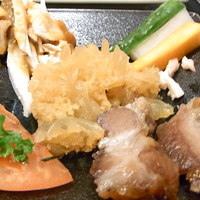 老香港酒家京都 - 前菜盛り合わせ♪　豚肉のナニか、中華クラゲ、蒸し鶏の胡麻ソース、ピクルス、トマト☆