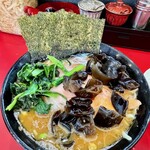 ラーメン 杉田家 千葉駅前店 - 盛り盛り盛り方インパクト