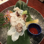Kaikoubou - 活タコの刺身　新鮮で美味かった
                        梅肉ついてたけど、がごめ醤油で食べるのが良きです