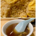 岳陽 - 玉子チャーハン
            一口目はパラパラ系かなと思いきや、しっとりさも兼ね備えてますね、化調の味付けも適度にシンプルに美味しいチャーハン、玉子は火入れも軽くトロンとした部分もあります。
            チャーハンスープも良き