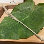 銀座 しのはら - 芋の葉にススキ