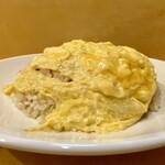 岳陽 - 玉子チャーハン
            チャーシューとネギのシンプルなチャーハンに、塩味のオムレツ風玉子焼きをふわりと乗せています。