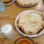 インドカレーレストラン ビシュヌデビ - ラッシーとチーズナン