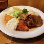 すりーえいと居酒屋 - 本日のランチ（豚しょうが焼き、魚フライ）