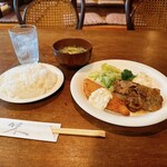 すりーえいと居酒屋 - 本日のランチ（豚しょうが焼き、魚フライ）