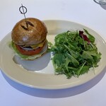 Empire Steak House - コースB（エンパイアチーズバーガー） ¥2,800 のサラダ、エンパイアチーズバーガー