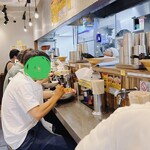 豚山 - 店内男性陣が多し！たまにカップルも。