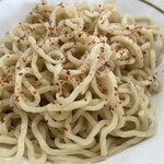 ラーメン もっけだの - 『つけ中華(あっさり)+味玉』の麺+一味唐辛子