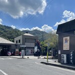 そば処山久 - 正面が信楽駅。右手前が山久だ。