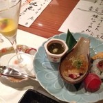 京橋 二刀流 - つきだし。カボチャのムースと、巻き寿司やらタコのジュレやらもずく酢やらいろんなものの盛り合わせ。かなり豪華！