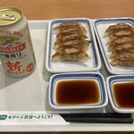 リンガーハット - 餃子2皿と缶ビール