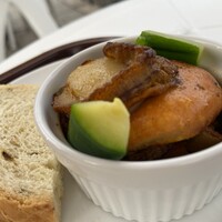 TATEOKA TAKESHI - 噴火湾長万部産ほたて「湾宝」と道産秋野菜のスパイス煮　黒胡麻とクミンのフォッカッチャ添え