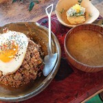 生姜料理 しょうが - 本日のランチD、タイ風挽肉とバジルのジンジャーガパオライス、総菜2品付きで1,530円。