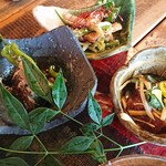 生姜料理 しょうが - 総菜の茄子と甘長とうがらしの生姜揚げびたし、和ゴボウと九条ネギの生姜南蛮漬け、鰹と新生姜と大葉の生姜醬油漬け。