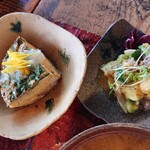 生姜料理 しょうが - 総菜の大葉とうなぎの生姜玉子焼き、メジマグロとアボカドのジンジャーポキ。