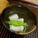 Kamakura Kitajima - ❺横紋ハタの酒蒸し
                        ～菊の器が美しい。プリッとした横紋ハタの旨味にスキッとした出汁、冬瓜と緑黄色野菜がピタッとはまります。出汁の透明感と味わいは深いため息になる。ハタは浅い場所の方が美味しいらしい。