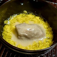 鎌倉 北じま - ❾牛肉の炊きもの
                    ～重陽の節句らしく菊花をあしらった牛ほほ肉を使った美しい炊きもの。テール肉で出汁をとり、ホホ肉の塊には白味噌餡をかけた和食らしからぬ美しいお料理。ちょっと辛子をつけてアクセント。
