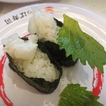 かっぱ寿司 姫路野里店 - 隙間を大葉で覆い隠す。すかすかエンガワ軍艦。