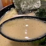 大黒家 - とんこつ醤油ラーメン(中)  スープ
