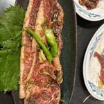 幸楽 - 骨付きカルビ　巨大で網からはみでます