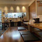 Hinata Udon - 店内、テーブル席とカウンター席