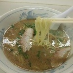 山の田ラーメン - らーめん 箸上げ