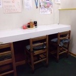 山の田ラーメン - 店内カウンター席の一部