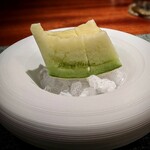 蒼 - 浜松から、天使音マスクメロン。追熟が見事で、その水分を一滴も損なわないように、メロン専用の包丁で切る。口に含むと水分が飛び出してくる。