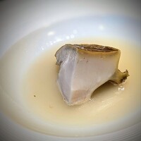 蒼 - 見事な厚みの黒鮑を、大好きな自家製バターで。モッチリとして、程よい弾力で噛みしめるのが楽しい。スープをいかに残さないで飲めるかが課題。