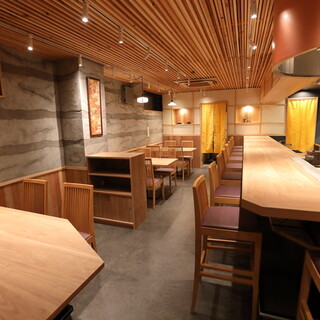 洗練された空間ながら、居心地の良い店内