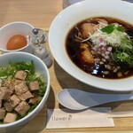 自家製麺 フラワー - 「超濃厚しょうゆ(750円)」と「塩チャーシュー丼(280円)」