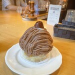 アルペンジロー - とにかく大きい…！生クリームは甘さ控えめが嬉しい