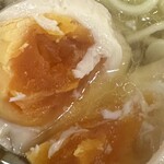 中華そば こてつ - 味玉は黄身が少し硬めのタイプです。