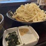 Musashino Udon Jinko - ⭐️肉ネギつけ汁うどん大盛り500g¥800
                      　※ランチ限定で並盛300g、中盛400g、大盛500g から
                      　　セレクト可
                      　※大盛り食べ残しは¥100を請求
                      　※ランチは現金払いのみ