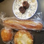Tomoni Pan - 左～塩バターパン、ガーリックポテト、焼き立てフランスパン、カヌレ♪