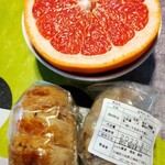 蝋梅の咲く頃 - カフェ果実さんの肉巻きおにぎりも半額で1個50円。早速ランチにいただきました♬息子は３個食べましたよ笑