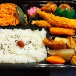 Roubai No Saku Koro - いつものお食事処ひだまりのお弁当。こちらも半額だから350円。今日の夕飯用です(⁠☆⁠▽⁠☆⁠)コストコのいぶりがっこタルタルをフライに添えます♬