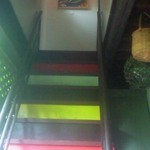 アトリエてらた - こちらの階段をのぼって２階です。階段の段のカラーリングからしてアートです