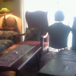 アトリエてらた - テーブル席はソファー。近くにオルガンが設置されていて、雰囲気抜群