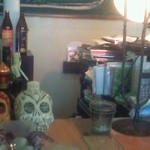 アトリエてらた - カウンターの上。写真立てにはご主人の個展の案内の絵葉書が