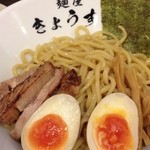 岡本商店 谷町店 - つけ麺、小。チャーシュー、表面を巣少し炙ってあって風味アップ。麺ももちっり。女性なら小で充分です^o^