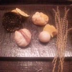 濱壹 - メジナのにぎり、イカスミせんべい、チーズせんべい、からすみ饅頭、さつまいもレモン煮、蟹のしんじょほか