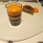 オーグードゥジュール ヌーヴェルエール - アミューズはオマールエビのカクテル仕立てに奥はオマールエビのシブーストとブラマンジェ赤パプリカのムース。