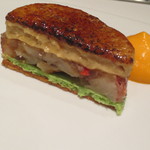 オーグードゥジュール ヌーヴェルエール - オマールエビのジュレをバニラと下はえんどう豆のビスキュイで挟んだのが、シェフらしい。でも大人の味わい。