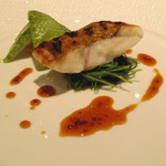 オーグードゥジュール ヌーヴェルエール - 魚料理は萩産キハタのポワレ。のりとマリネしたシロイカとオカヒジキが添えられて。ソースはシードルビネガーを使った物。