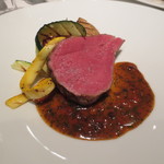 オーグードゥジュール ヌーヴェルエール - メインはシンプルにローストしたシャロレ牛フィレ。ドライトマトブラックオリーブ、大葉、など使ったソース。マコモダケ、アワジダケ、ズッキーニが添えられています。